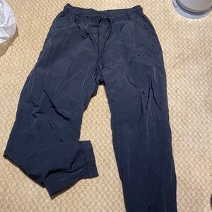 Share Nike medium black Tech Woven Taper Leg Pants FZ0758 010